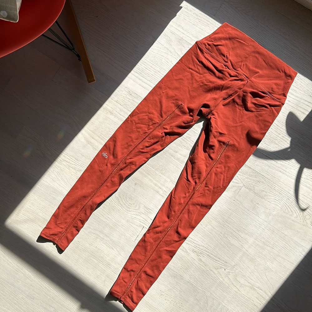 Alo leggings clear back seam red orange rust color. Worn & washed once. Size S.